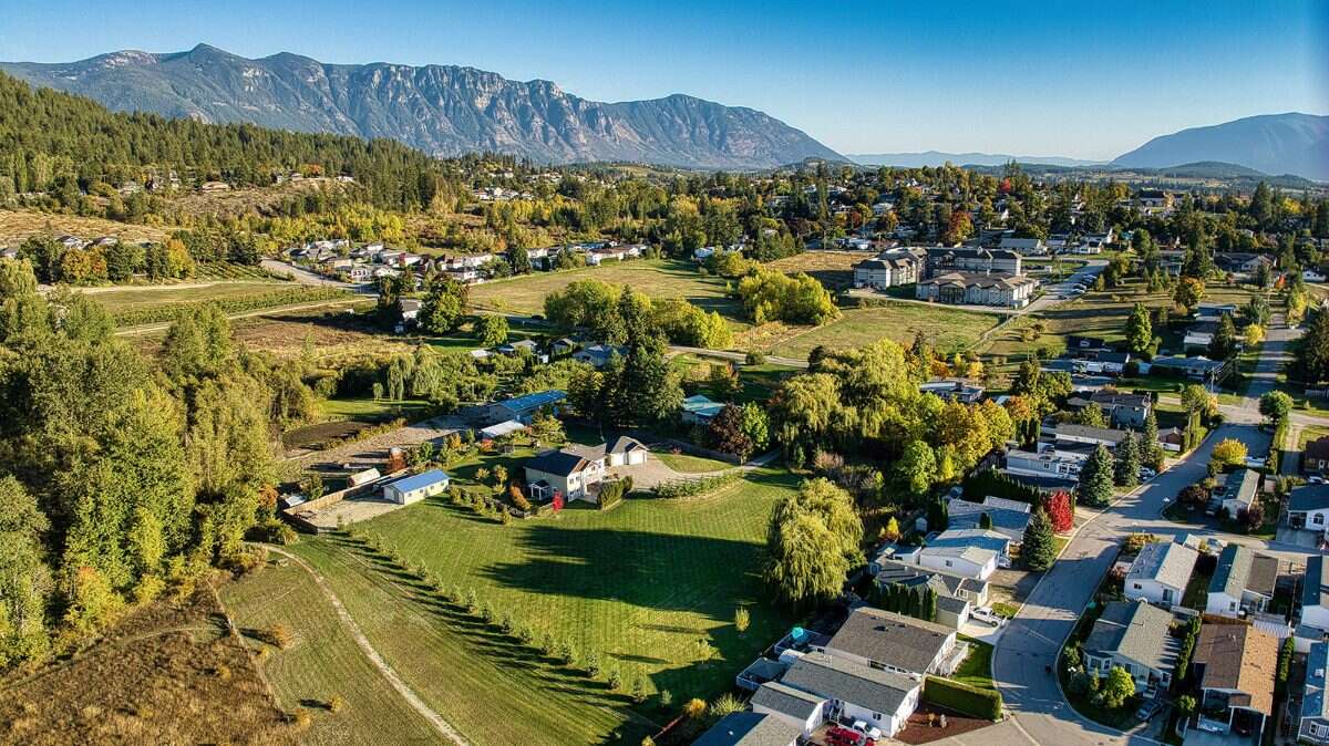Enjoy acreage living! 