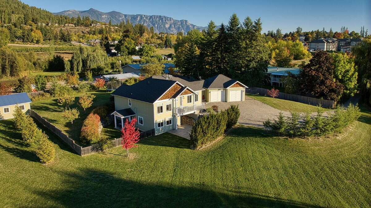 Enjoy acreage living! 