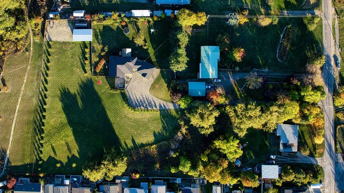 Enjoy acreage living! 