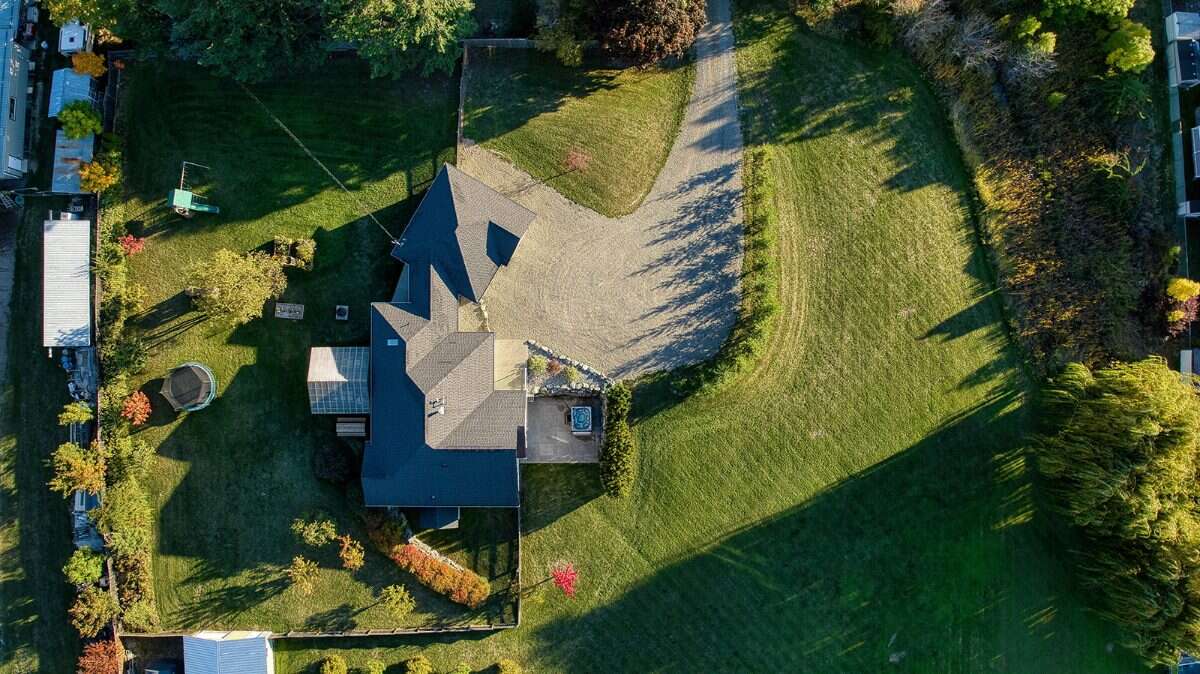 Enjoy acreage living! 