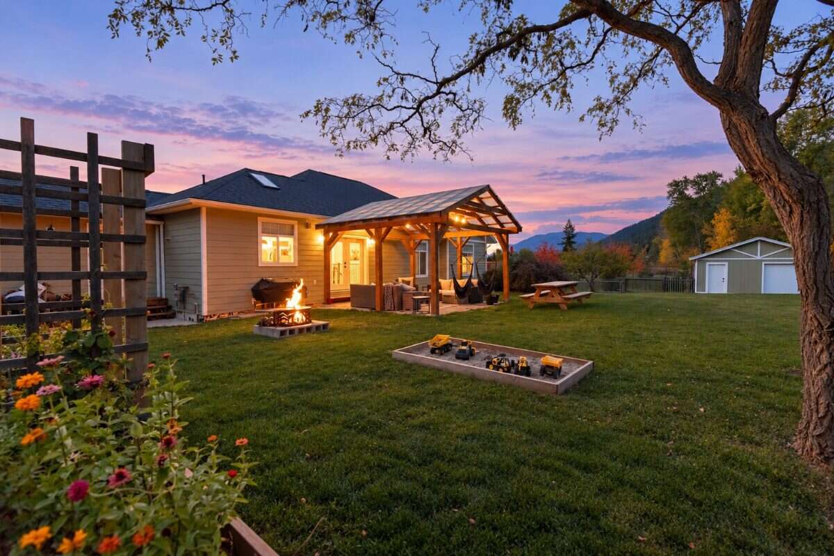 Enjoy acreage living! 