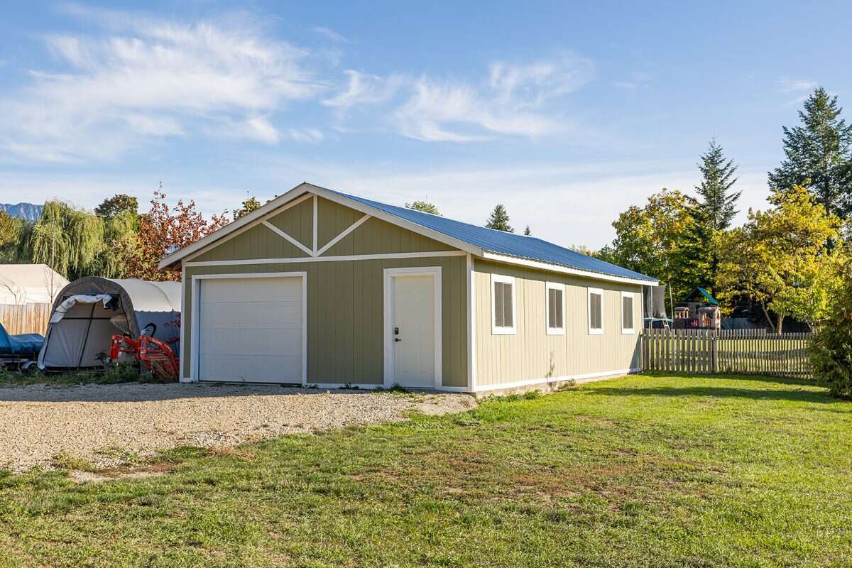 Enjoy acreage living! 
