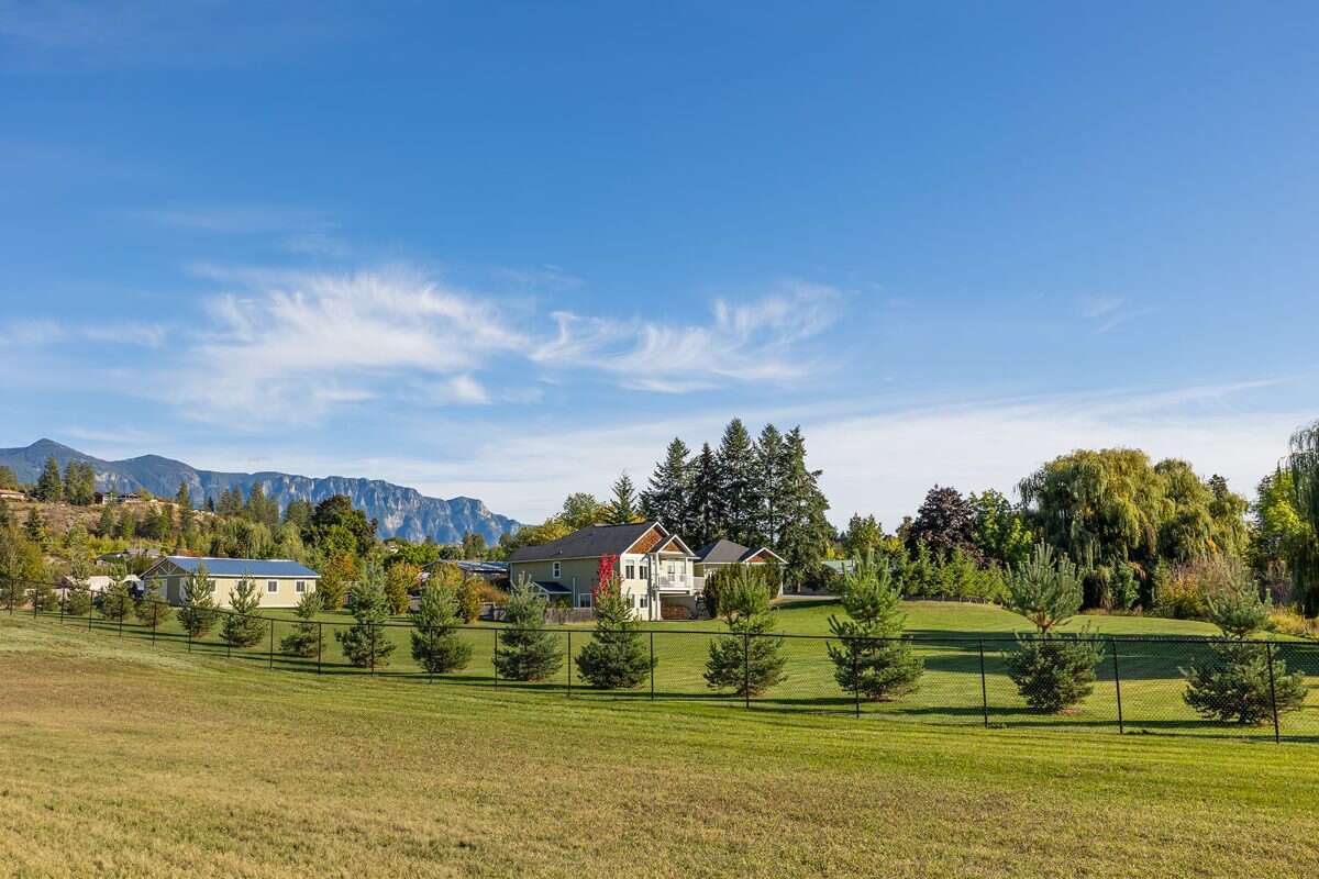 Enjoy acreage living! 