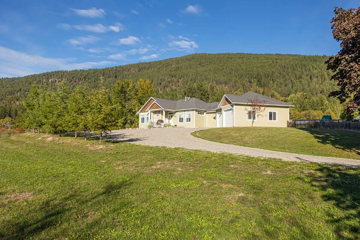 Enjoy acreage living! 