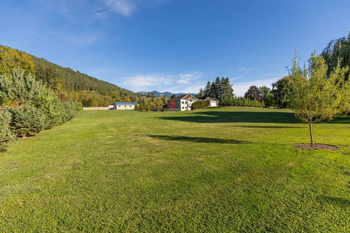 Enjoy acreage living! 