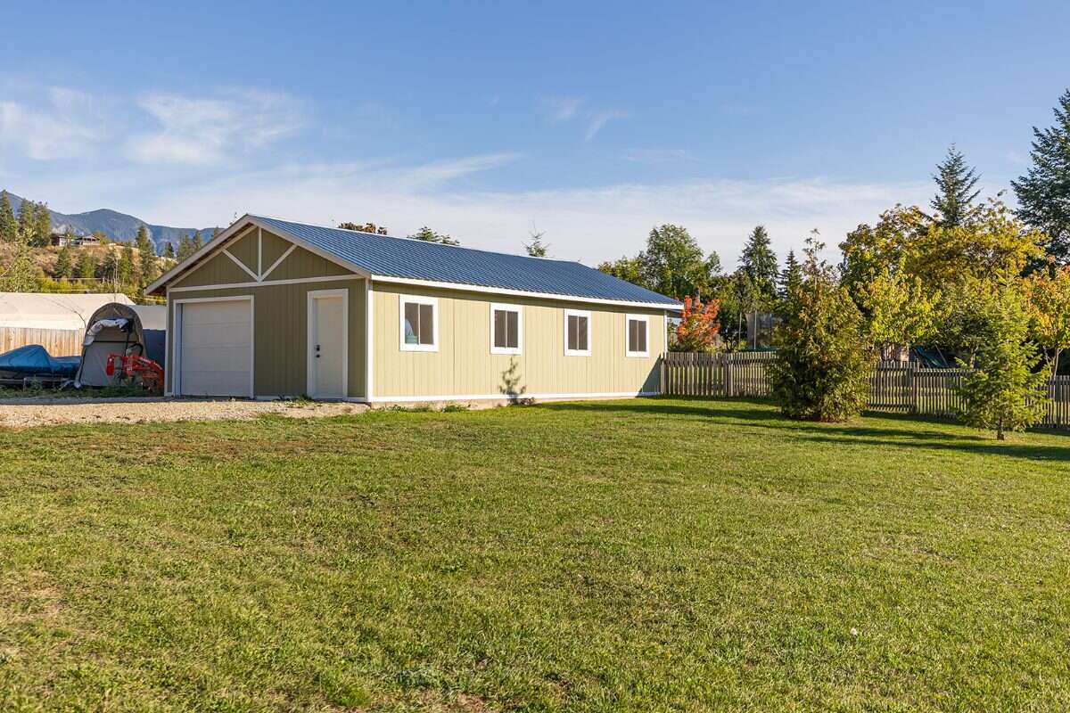 Enjoy acreage living! 