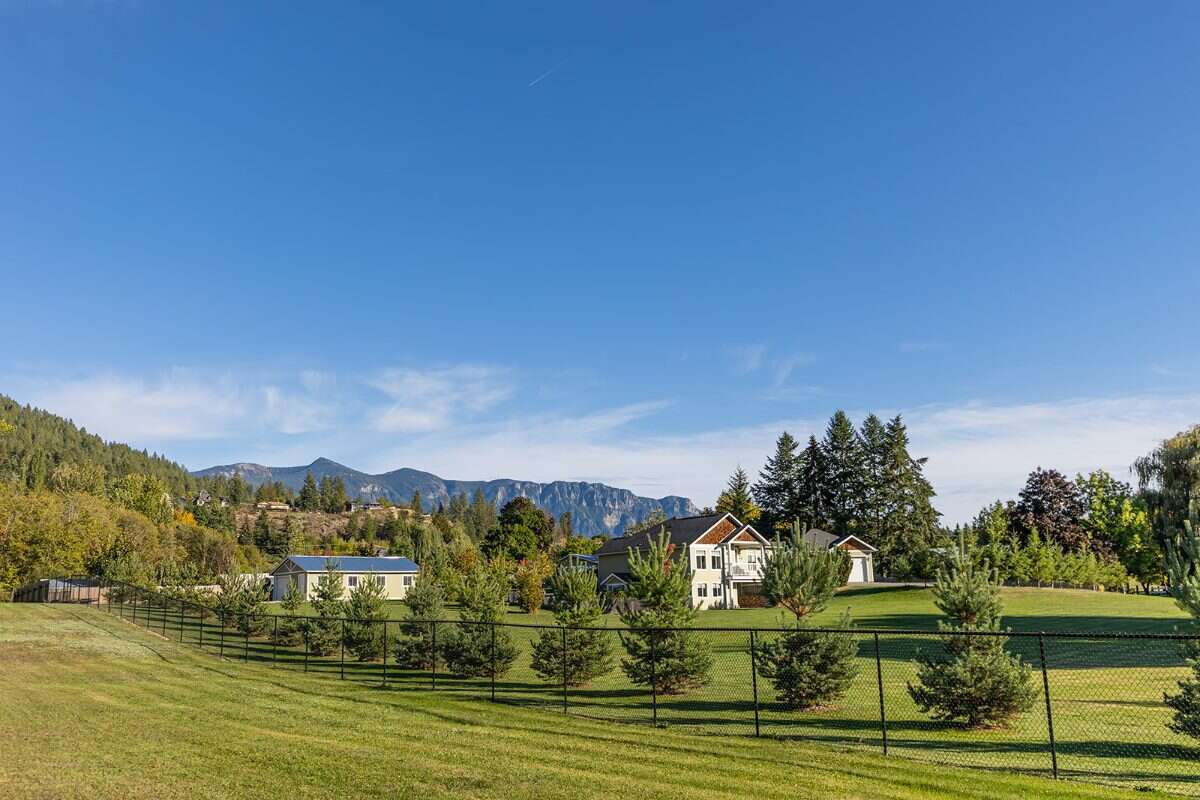 Enjoy acreage living! 