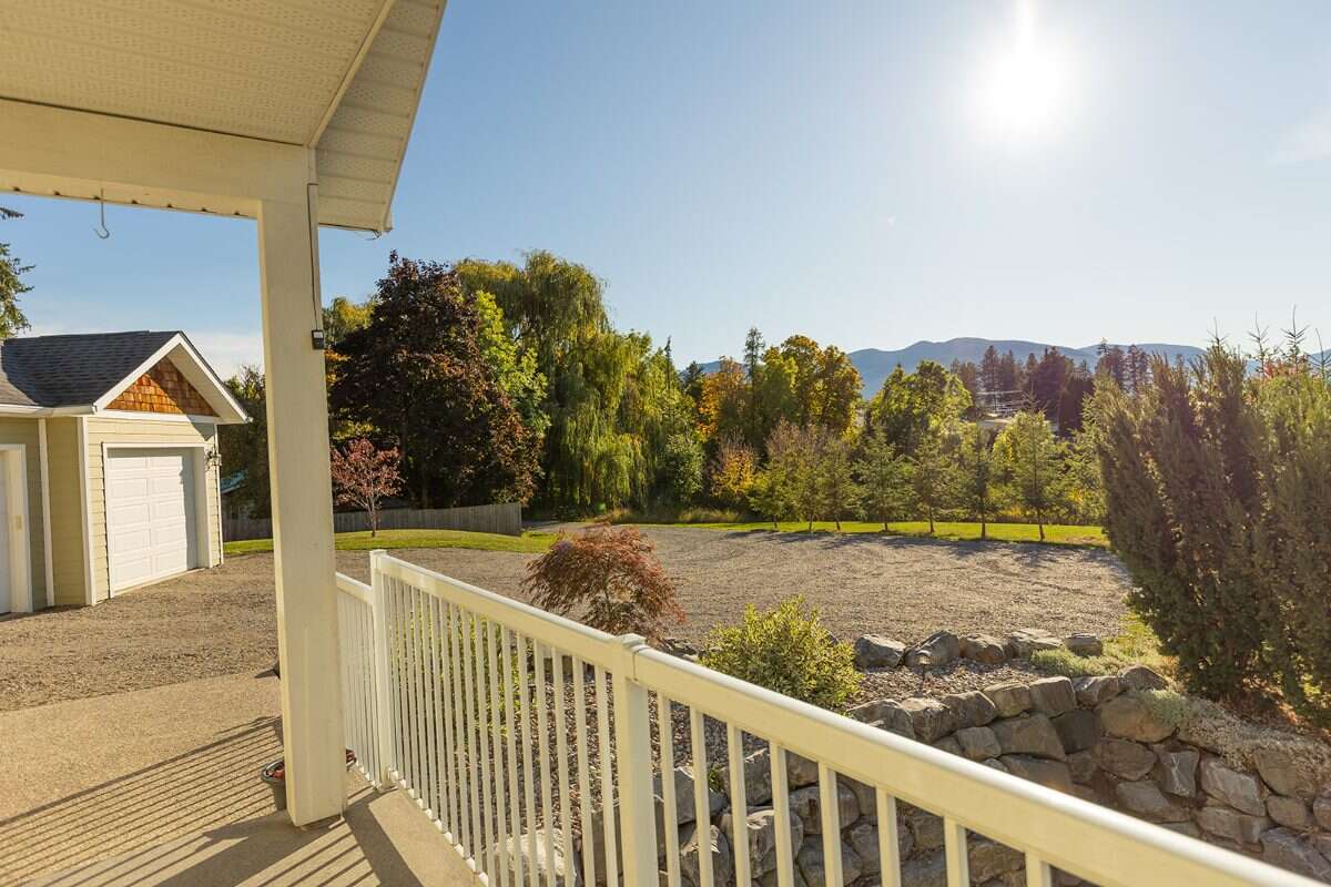 Enjoy acreage living! 