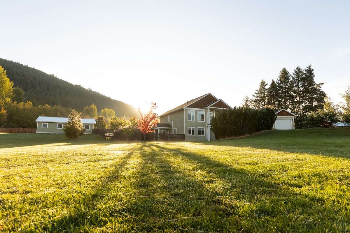 Enjoy acreage living! 