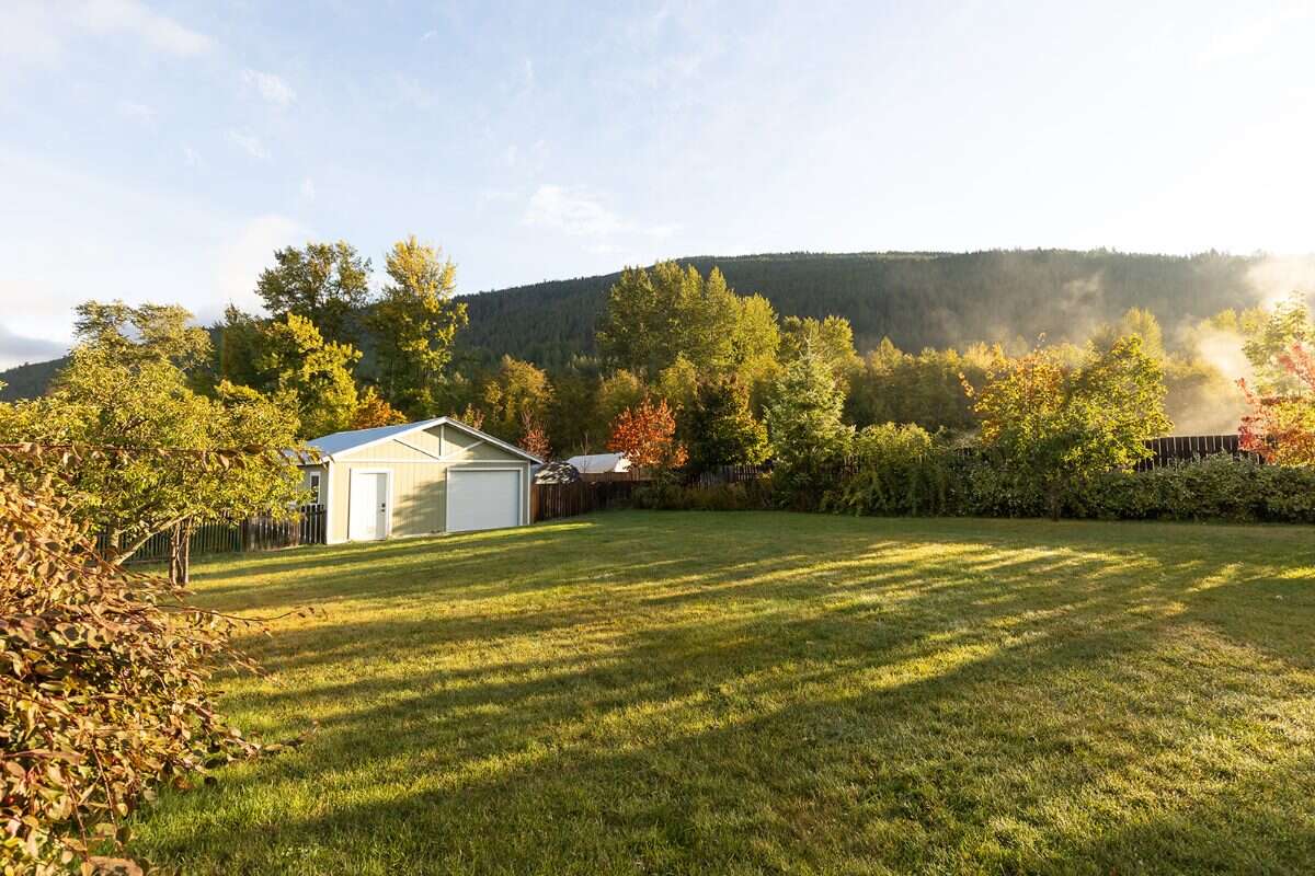 Enjoy acreage living! 