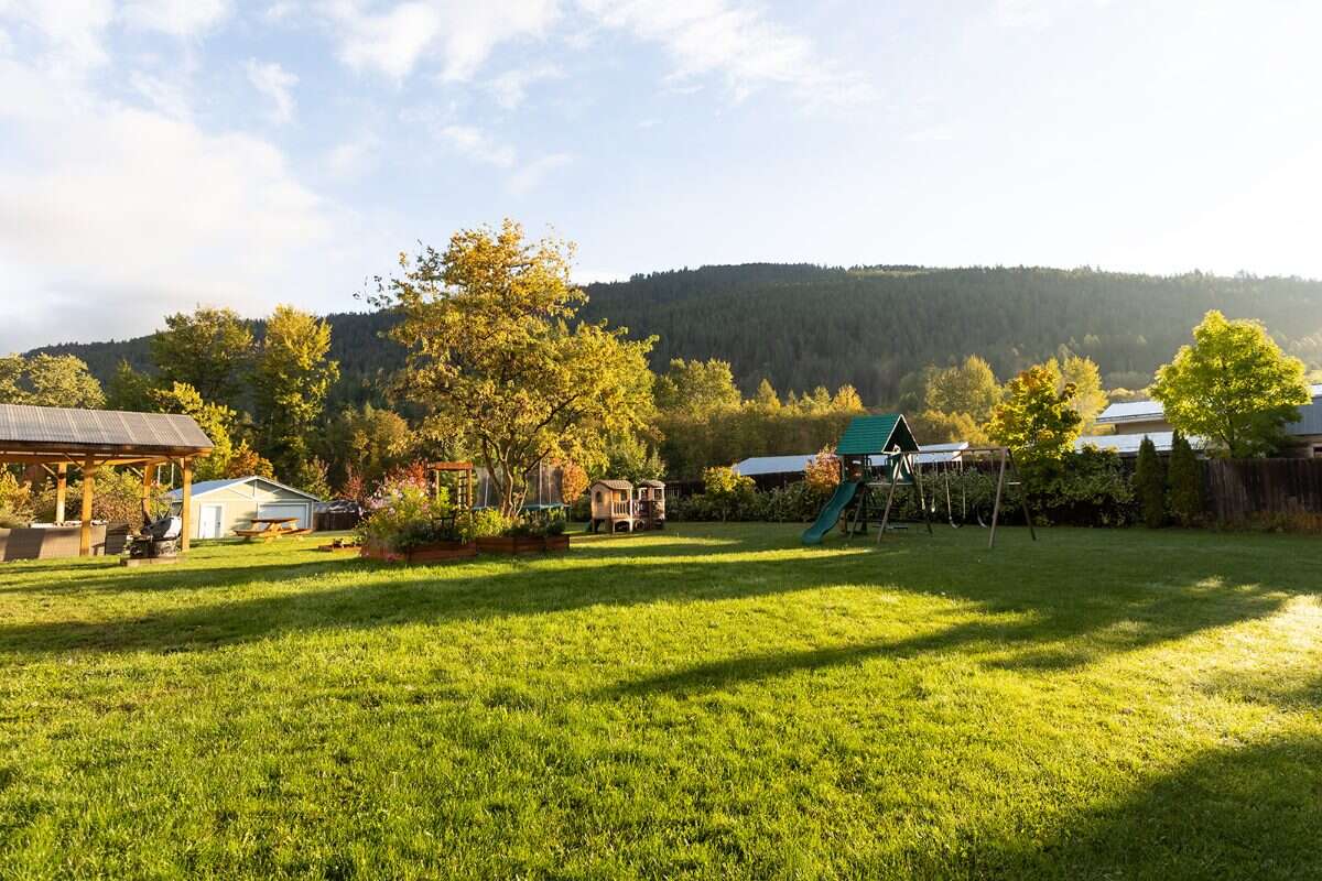 Enjoy acreage living! 