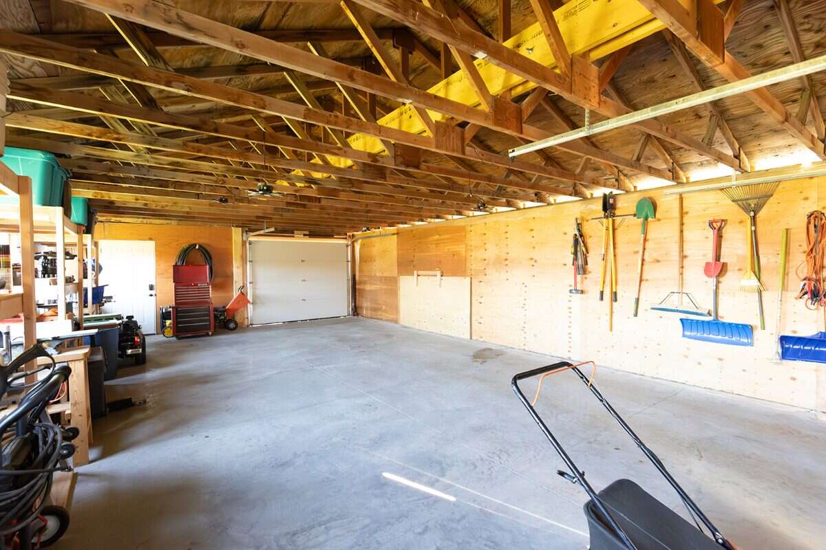 Enjoy acreage living! 