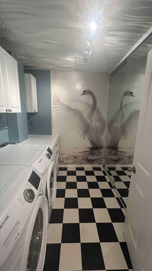 Laundry room with a mirrored wardrobe ( sliding doors )