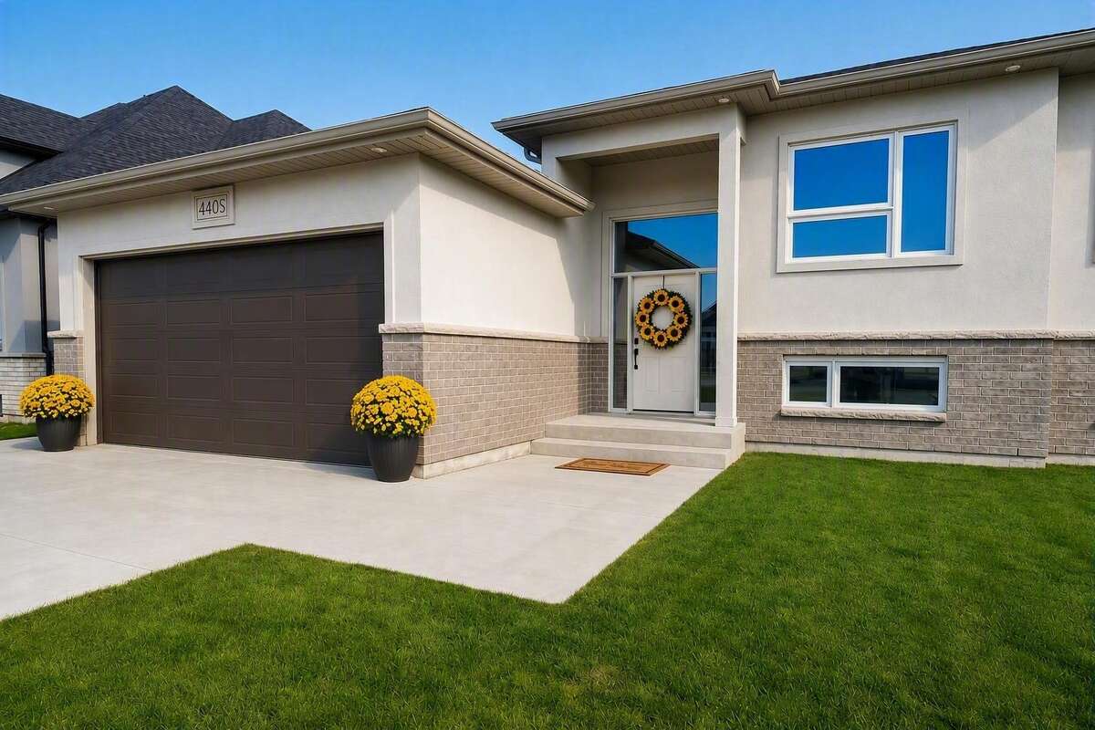 MOVE IN READY 2022 MODERN DETACHEDRAISED BUNGALOW 