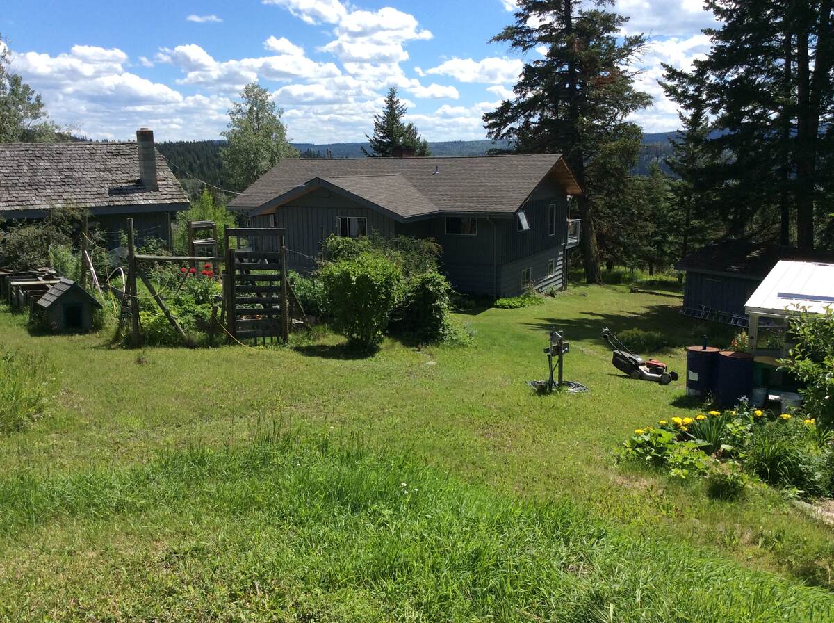 Acreage / Detached House For Sale in 100 Mile House, BC - 4 bed, 2 bath