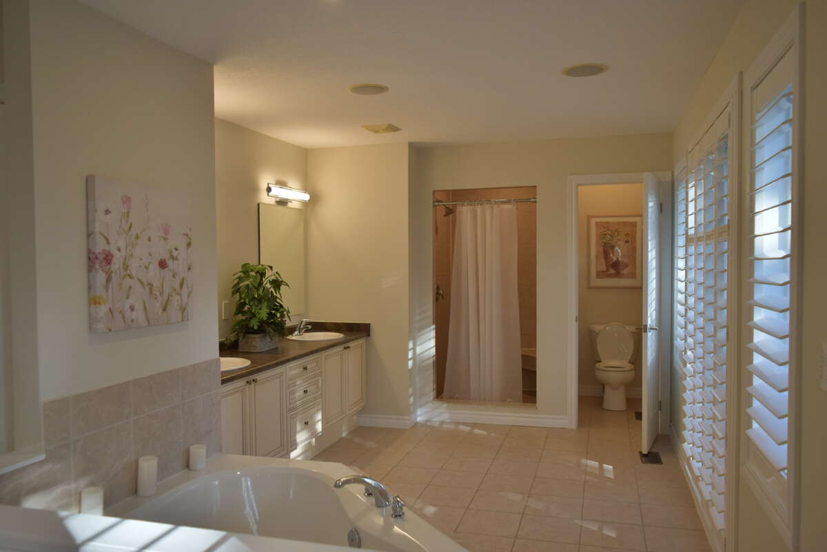 5-piece ensuite bathroom (to primary bedroom)