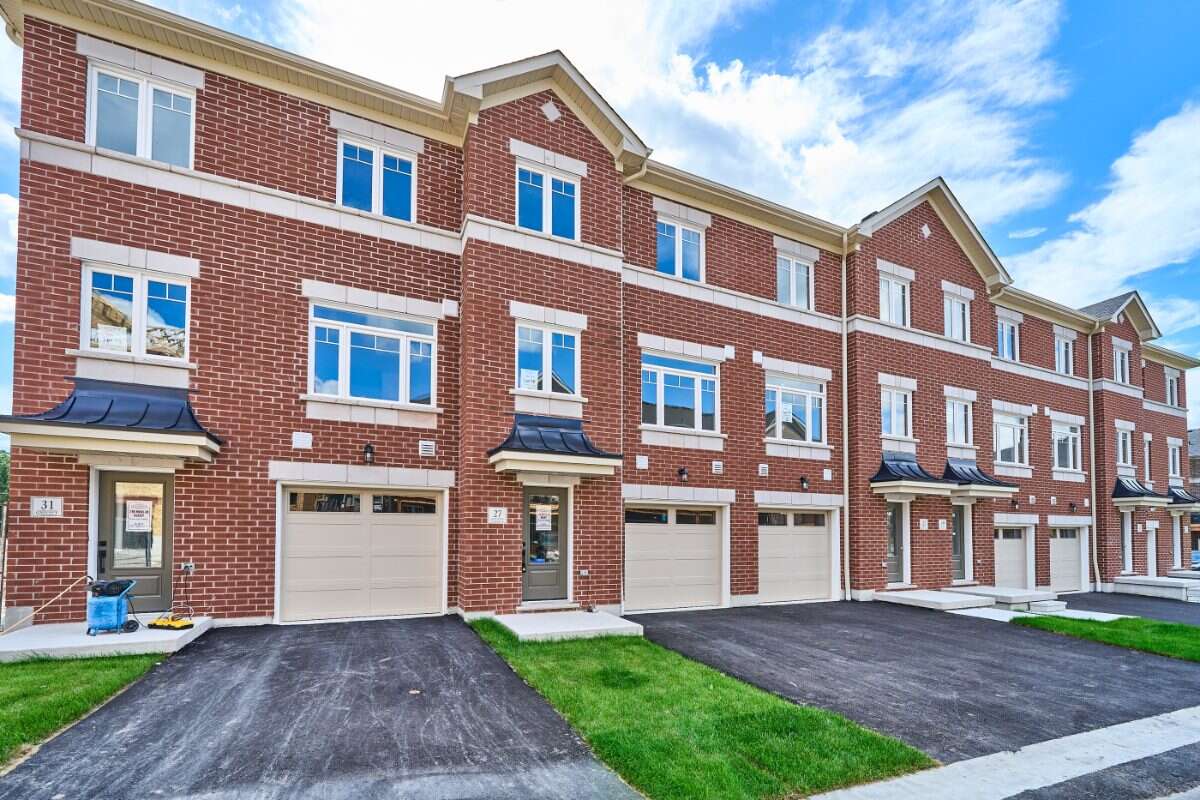 Move-In Ready 3-Bedroom End Unit in Newcastle