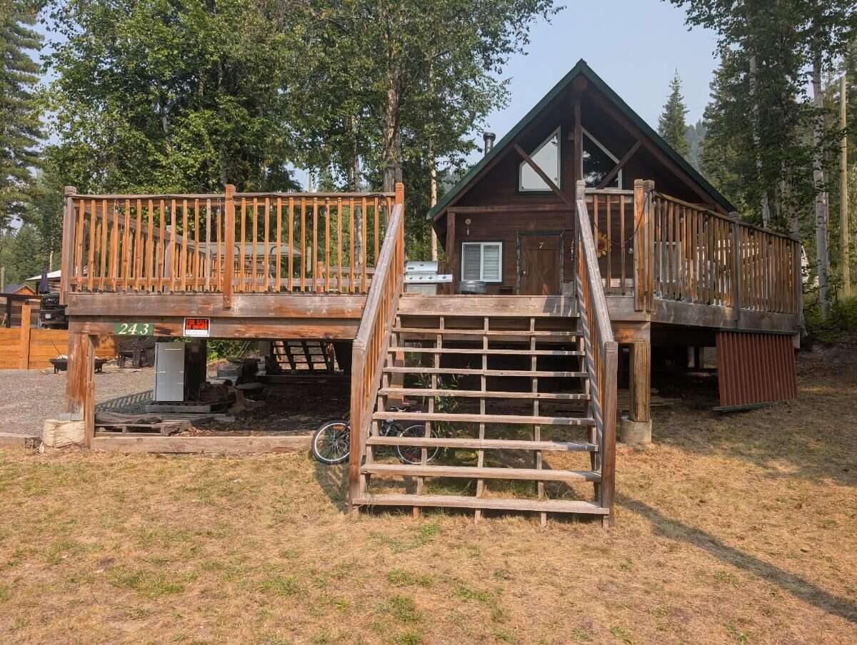 Rustic Log Cabin Retreat at East Barriere Lake
