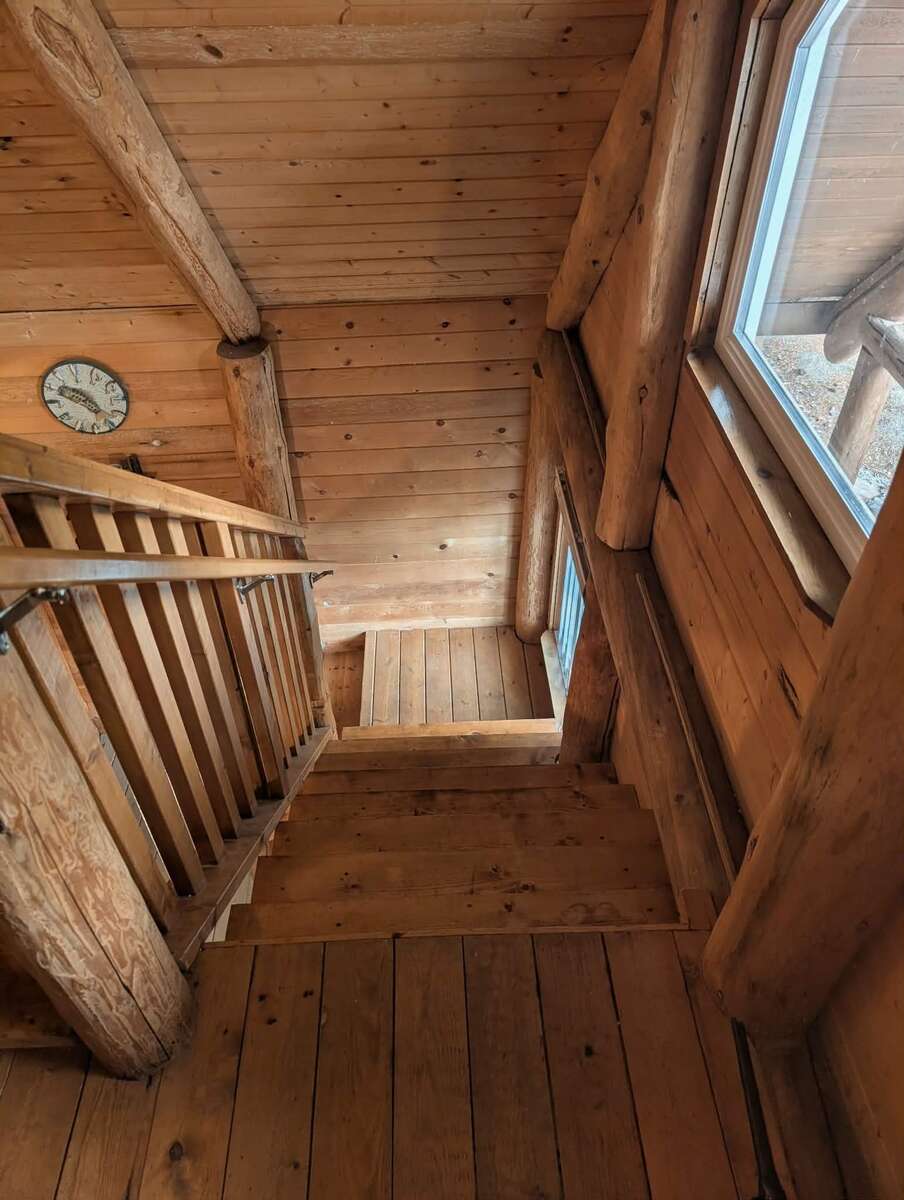 Rustic Log Cabin Retreat at East Barriere Lake