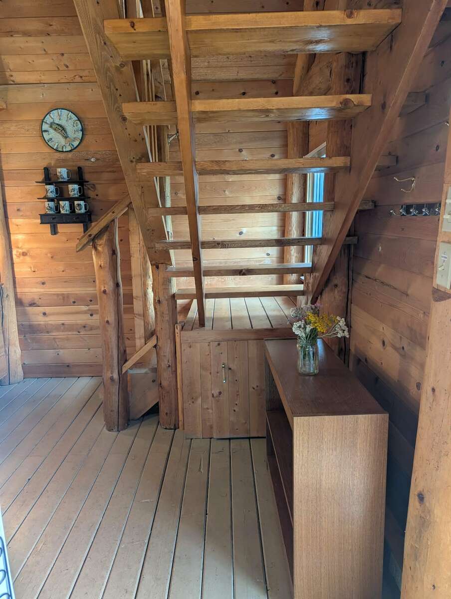Rustic Log Cabin Retreat at East Barriere Lake