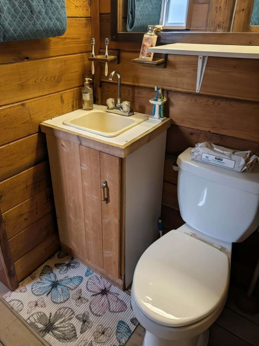 Rustic Log Cabin Retreat at East Barriere Lake