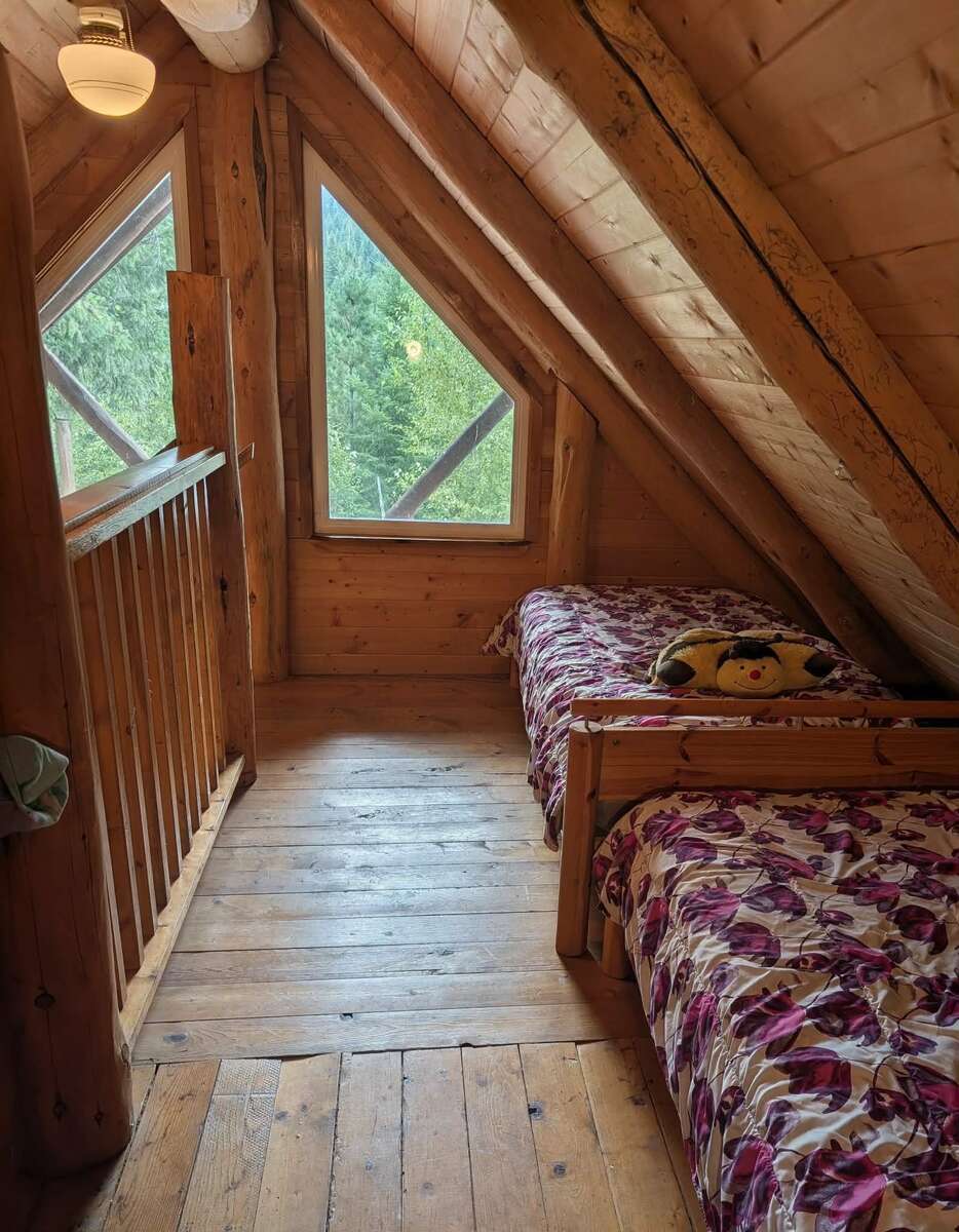 Rustic Log Cabin Retreat at East Barriere Lake