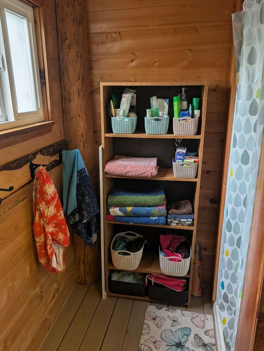 Rustic Log Cabin Retreat at East Barriere Lake