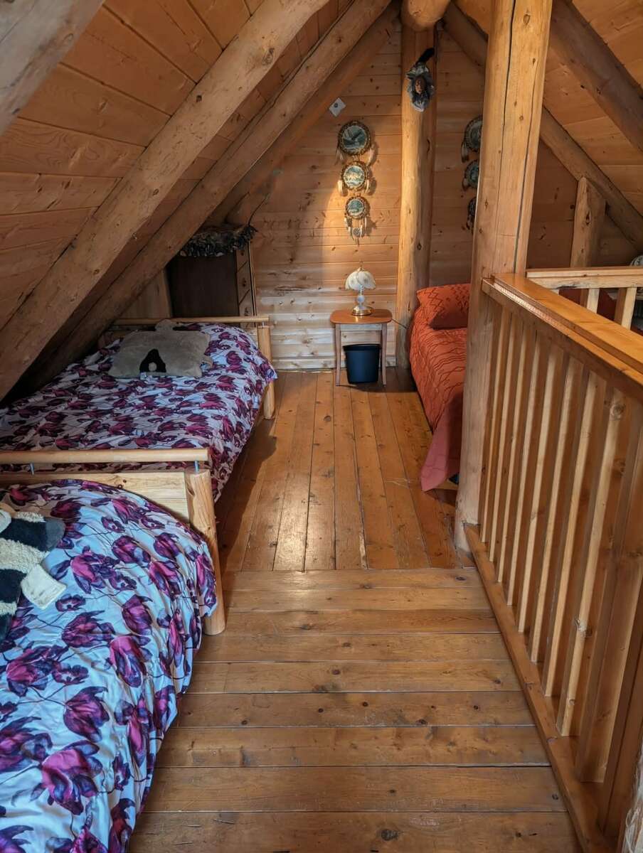 Rustic Log Cabin Retreat at East Barriere Lake