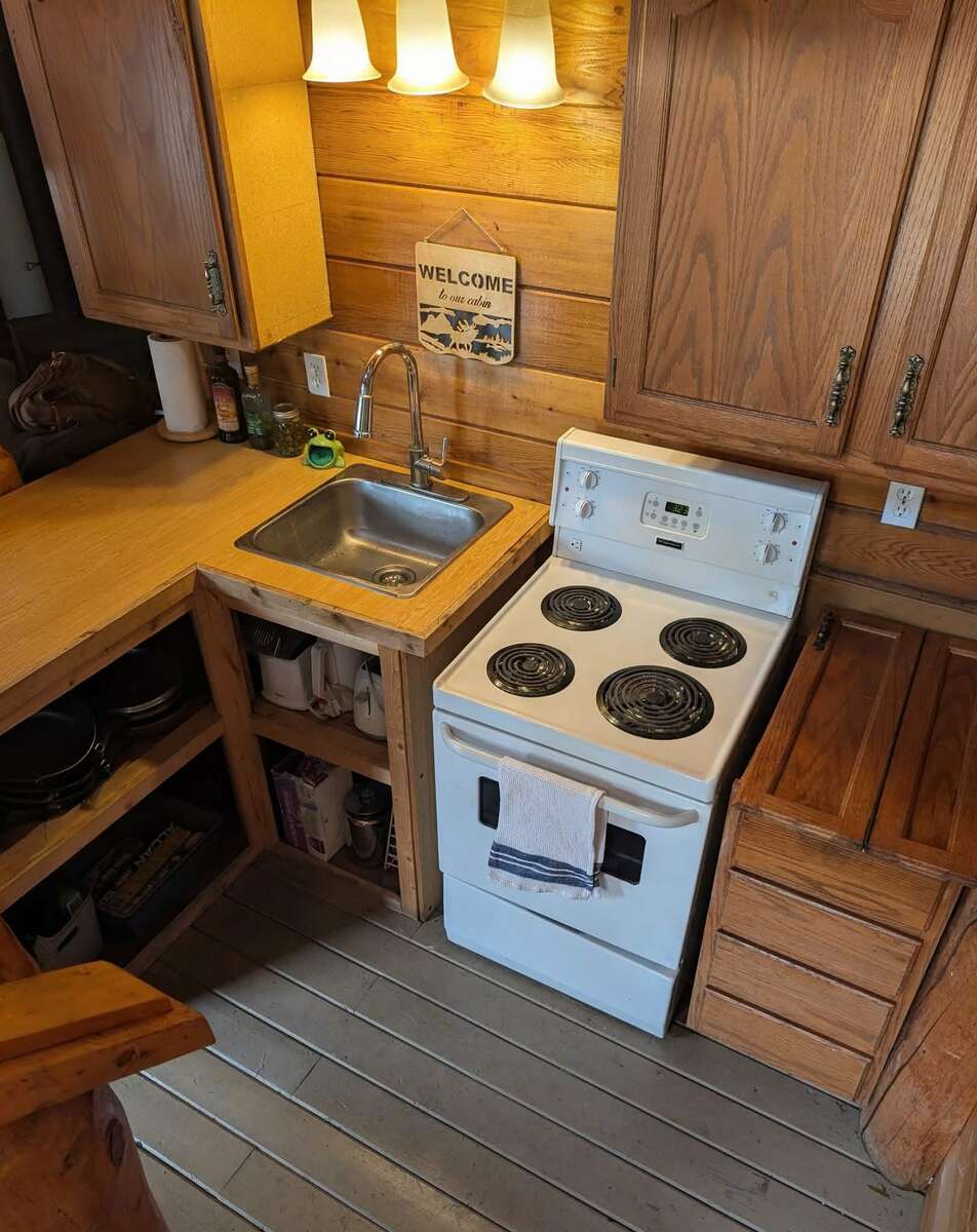 Rustic Log Cabin Retreat at East Barriere Lake