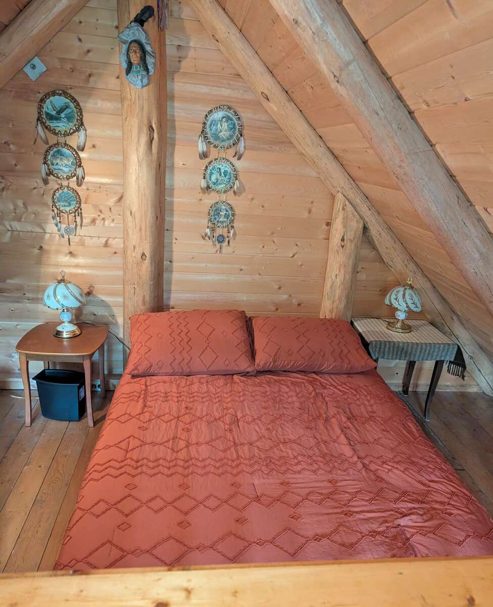 Rustic Log Cabin Retreat at East Barriere Lake
