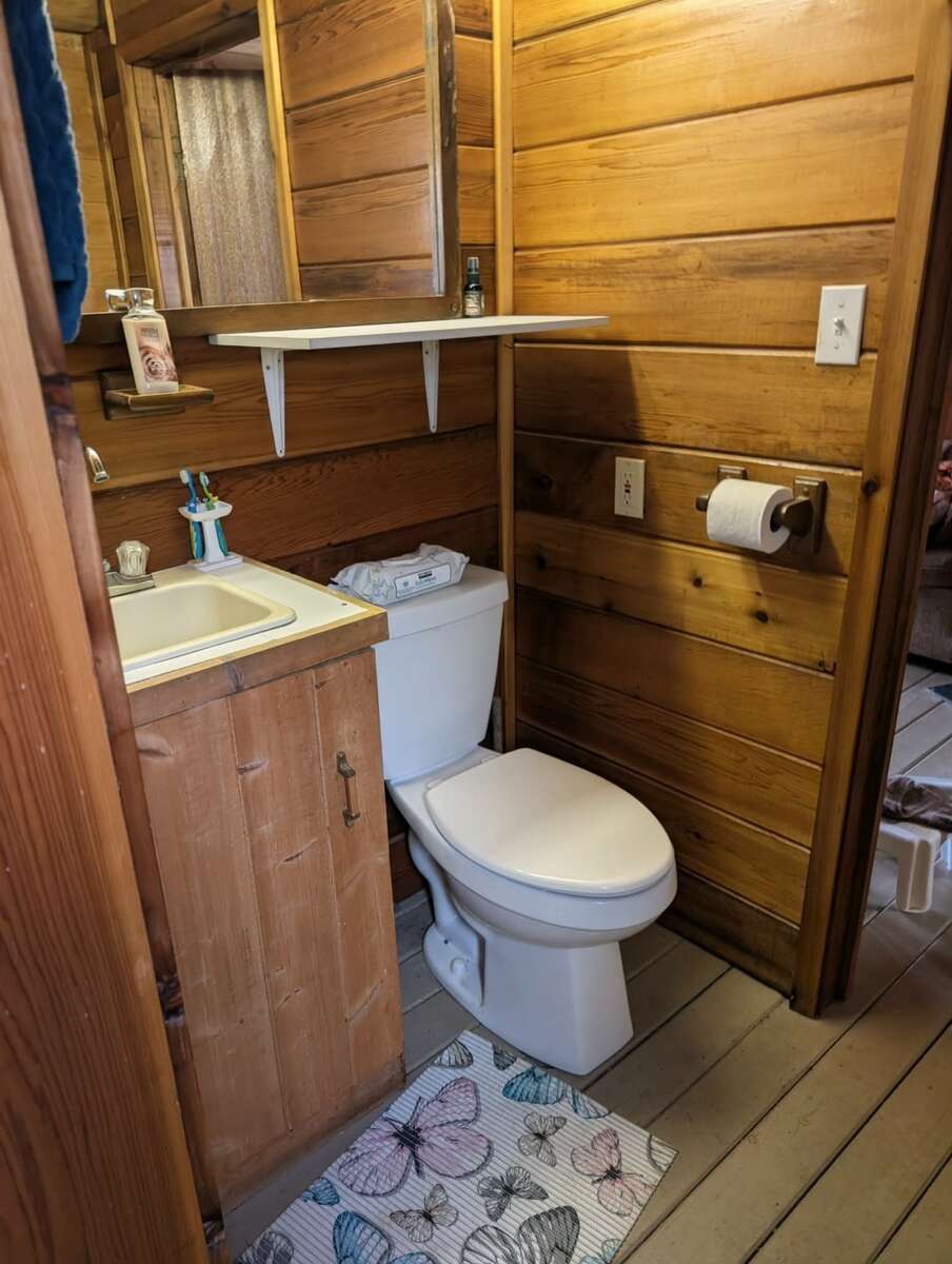 Rustic Log Cabin Retreat at East Barriere Lake