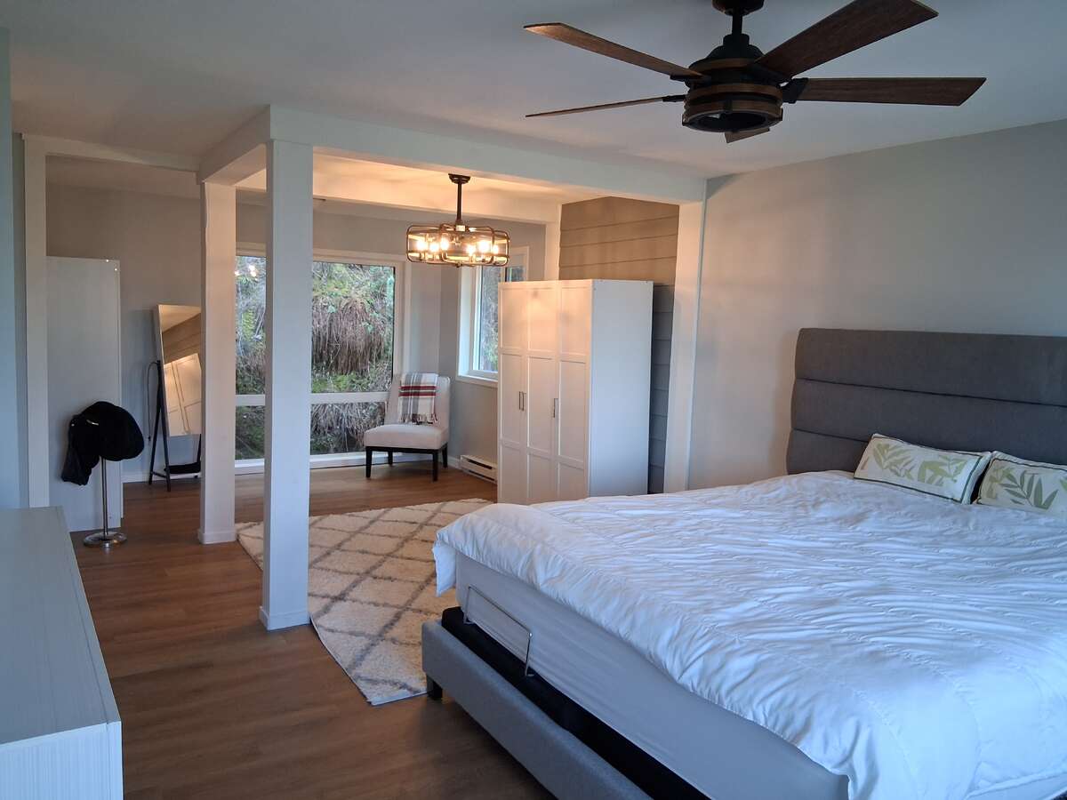 A Huge Primary 2 fans, 2 wardrobes, King bed, & Forest views & ensuite