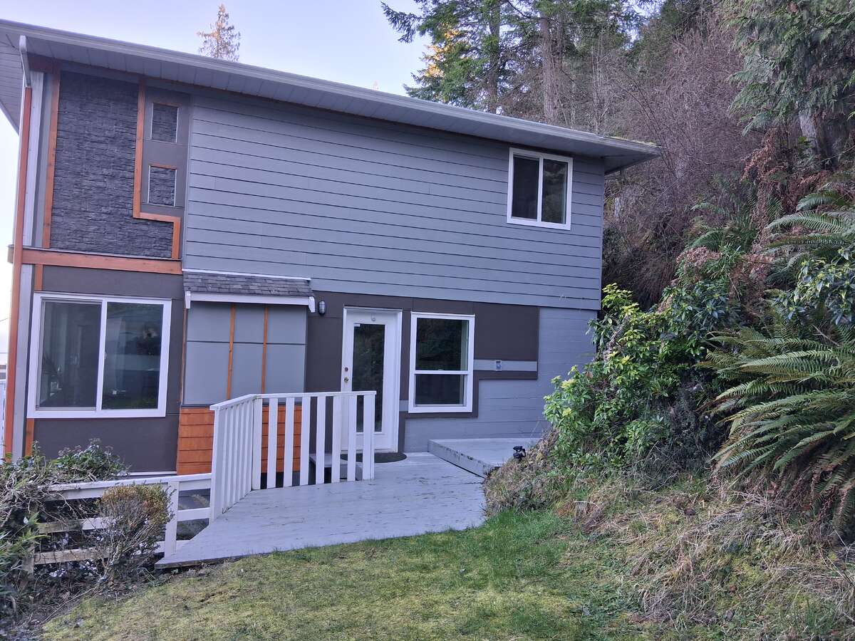 NEW: Vinyl Windows, sliders & Exterior Hardie, cedar & stone