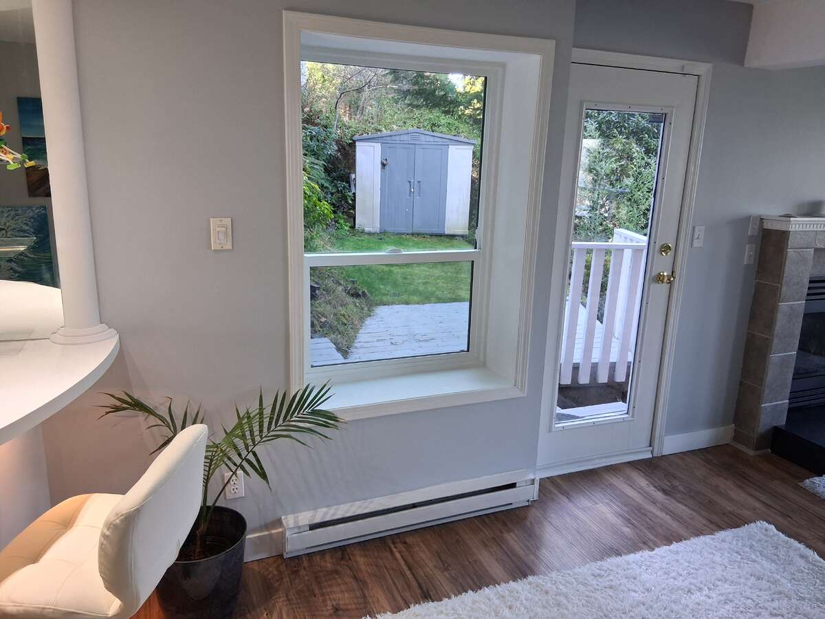 LR Wet Bar & Side Yard entry