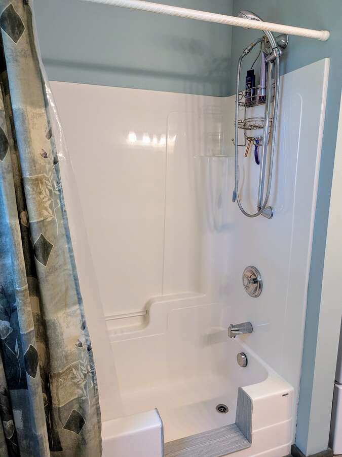 Main Floor Tub/Shower