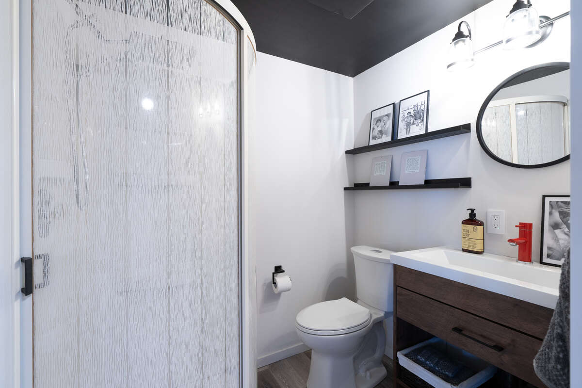 Private guest house/retreat/office: 3 pc bathroom newly renovated