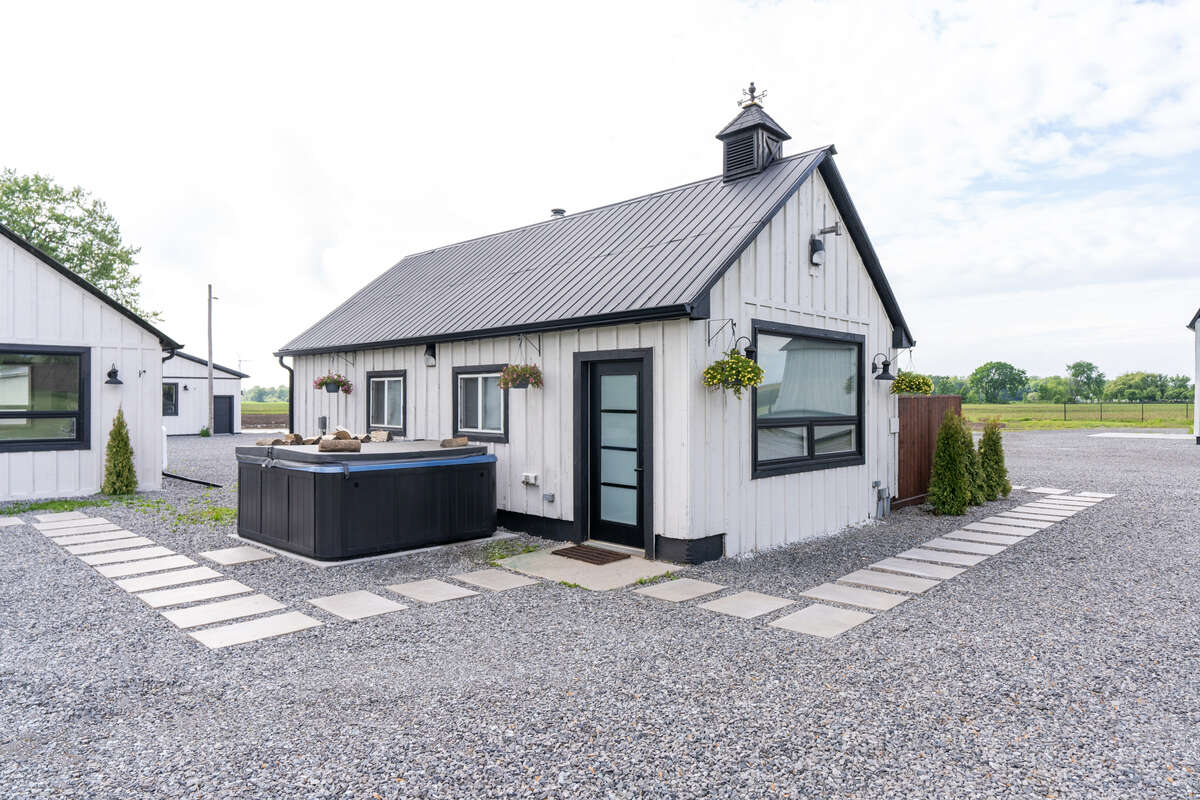 Private guest house/retreat with bedroom loft, hot tub and Kitchenette