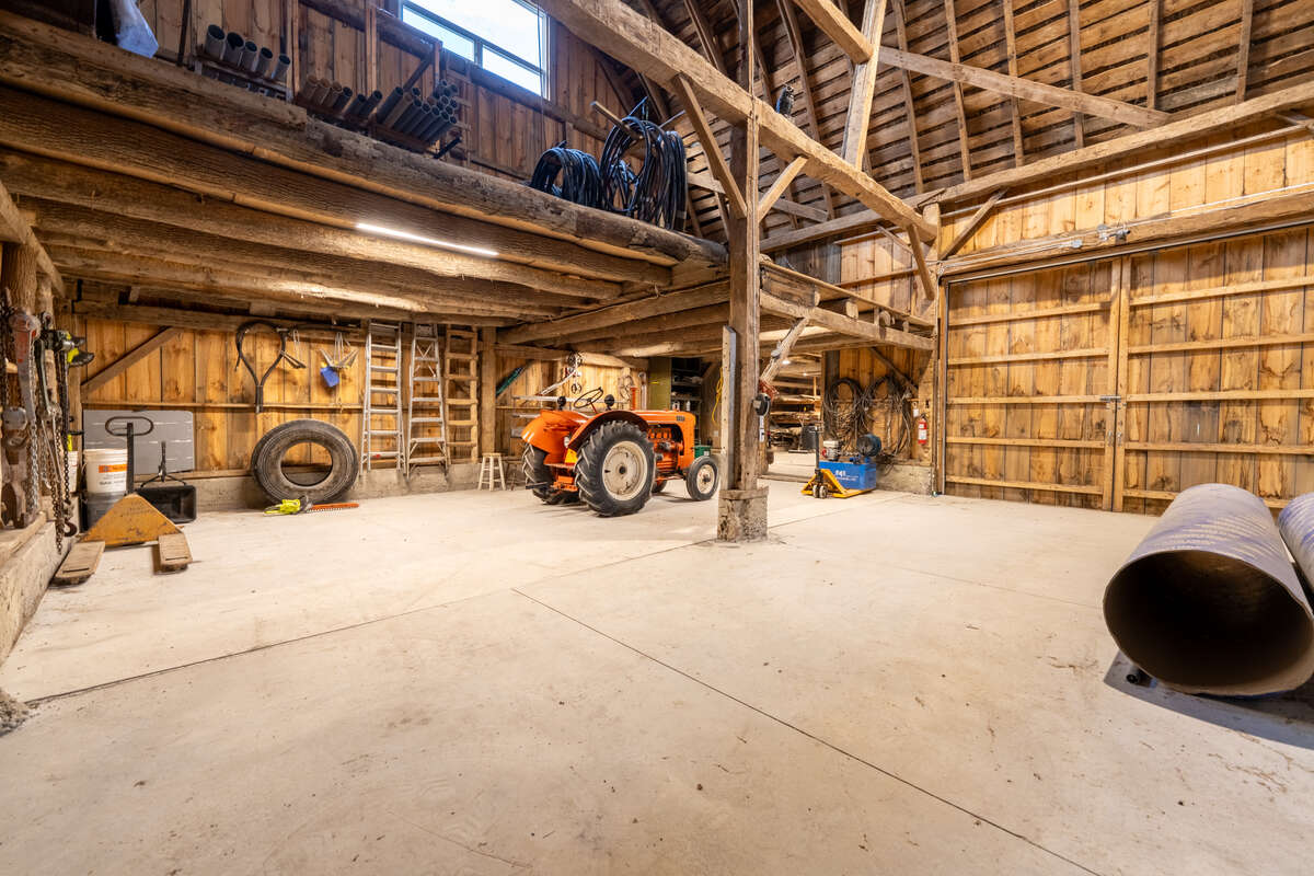 Spacious barn for endless possibilities, destination weddings, events and family gatherings space