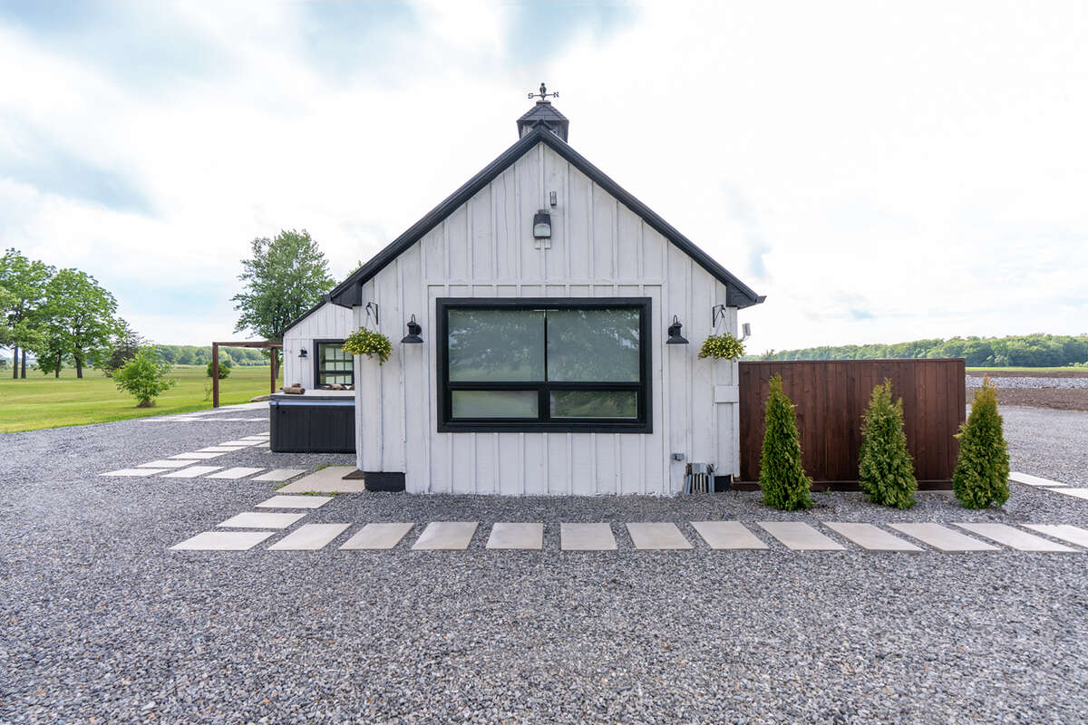 Private guest house/retreat/office with hot tub and Kitchenette, patio, living, etc