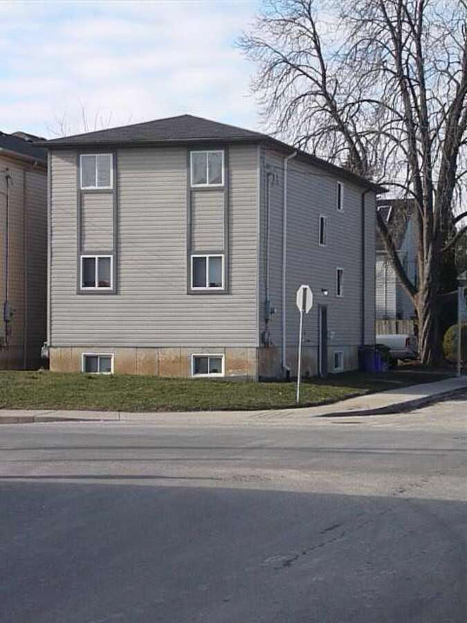 House For Sale in Hamilton, ON - 7+2 bed, 3 bath