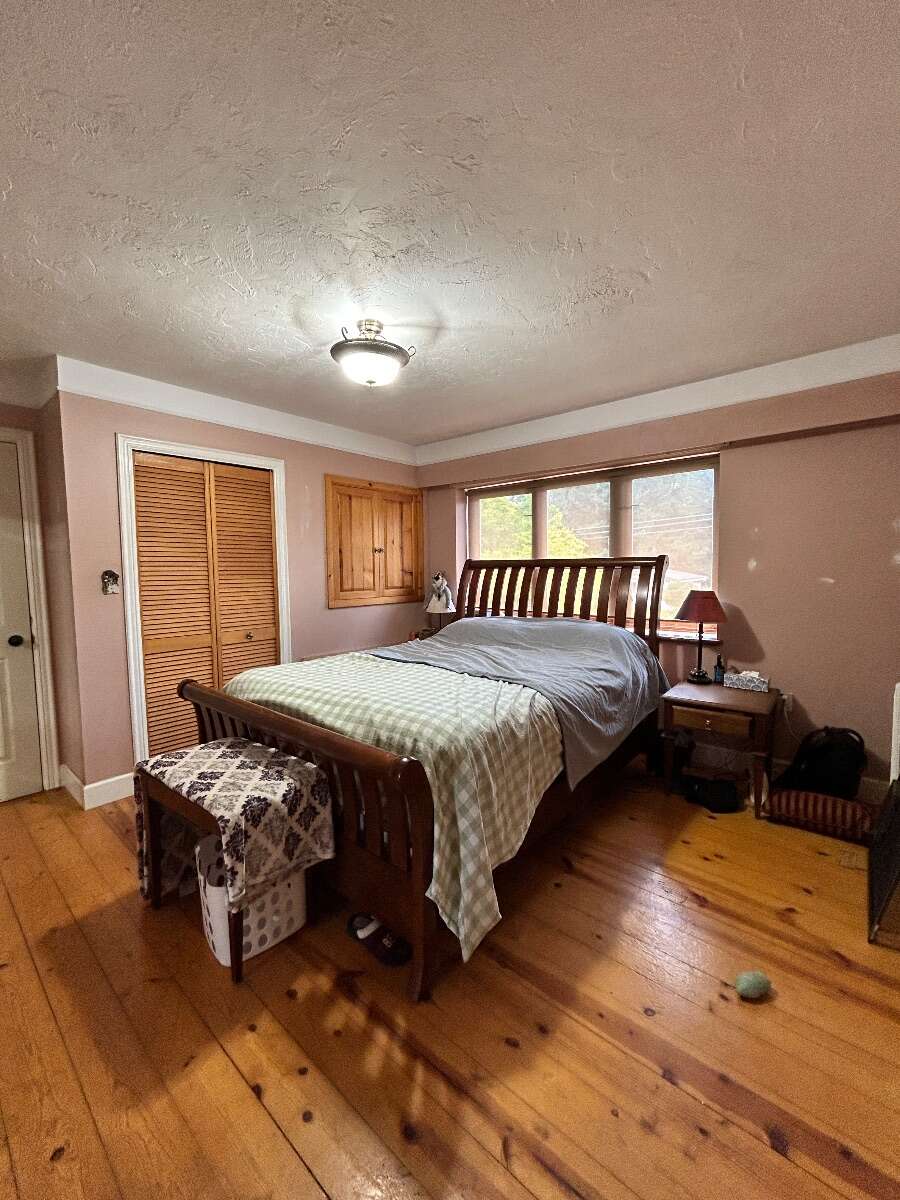 4Bed/2Bath on Lg lot.Potential for secondary suite