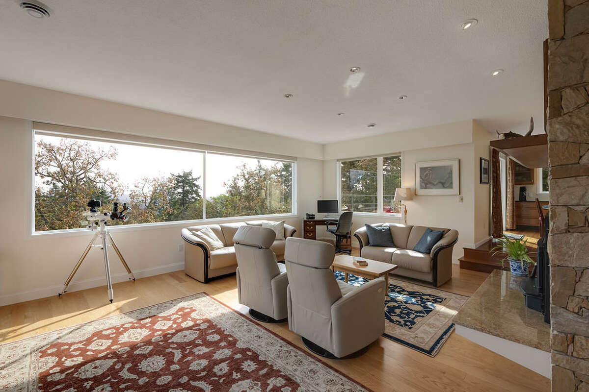 Living room with 9' ceiling and windows on three sides