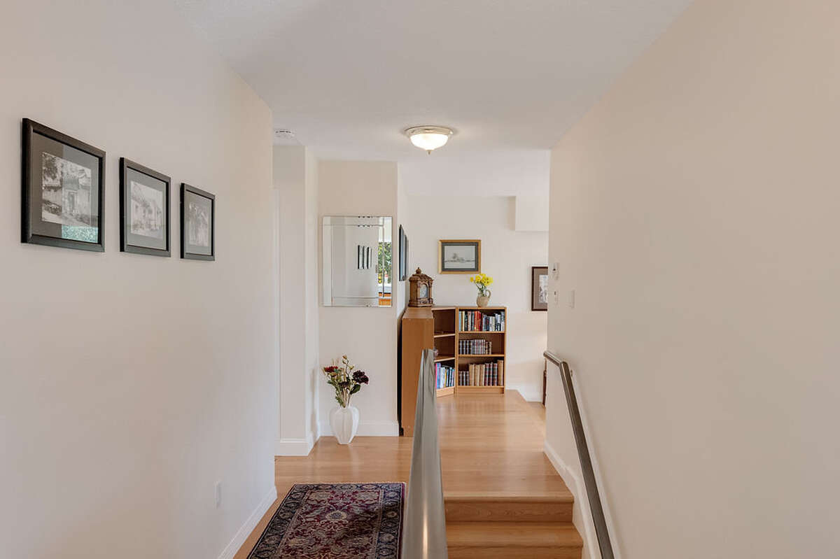 Stairs to the upper level finished in solid oak flooring. Illuminated handrail and railing glass