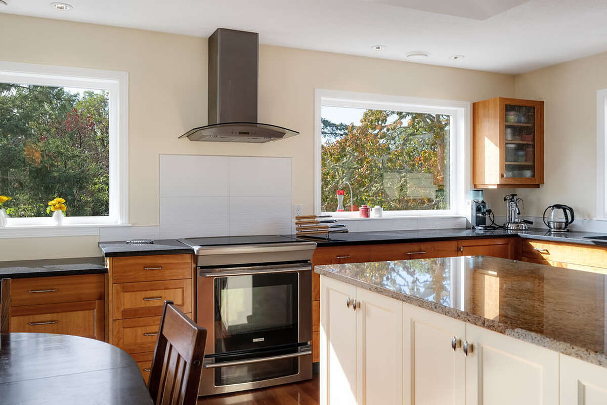 Induction stove and windows to the south