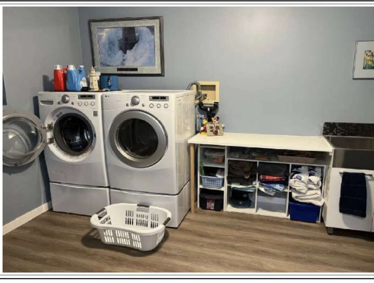laundry room w/sink and 2 closets