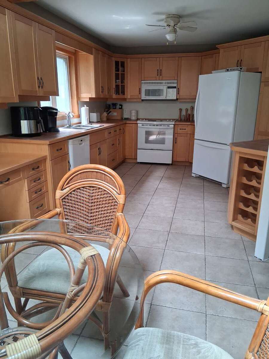 Lots of room in the kitchen.