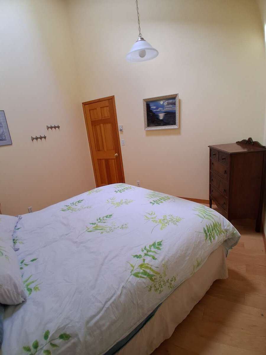 Another view of the room.