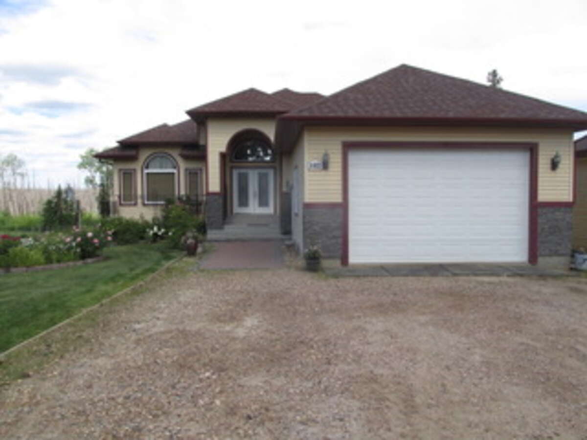 Acreage / Bungalow For Sale in Anzac, AB - 5+1 bed, 4 bath