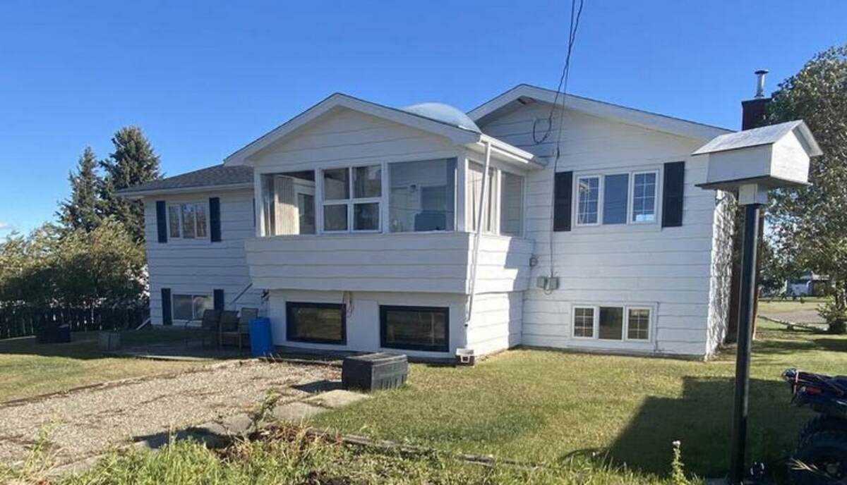 House For Sale in Dawson Creek, BC - 5 bed, 3 bath