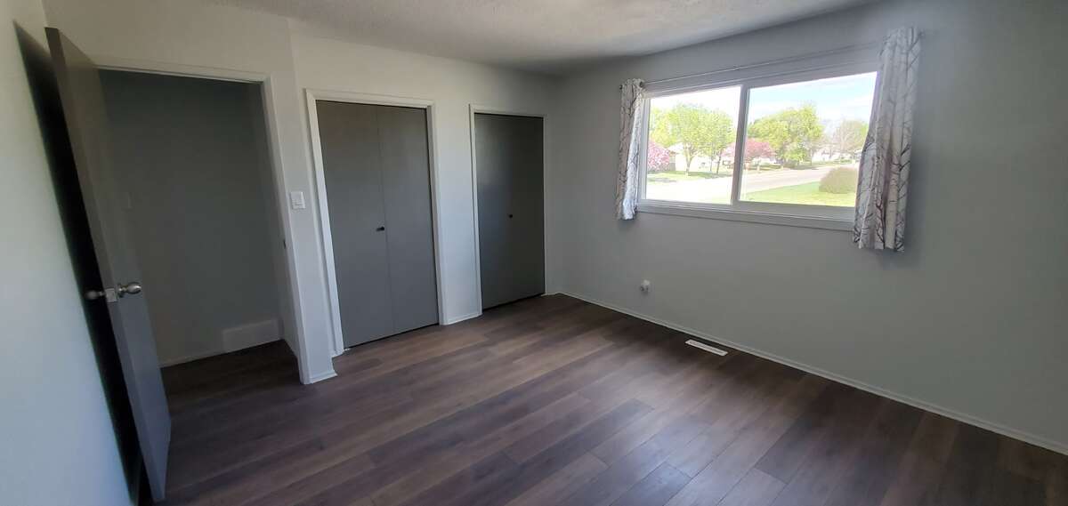 Large Master Bedroom double closet (new window)